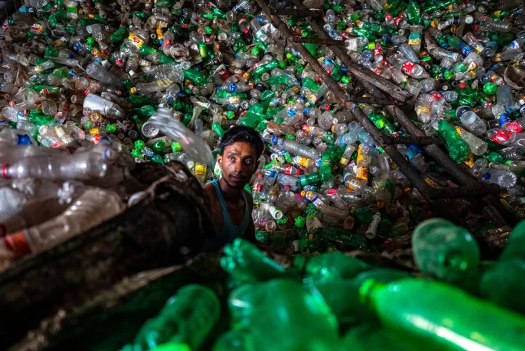 Situacija je izazovna, no postoje i pozitivni pomaci. Spominje se i sve veća regulativa vlada u Aziji usmjerenih na promicanje kruženja plastike, uključujući zabrane plastičnog otpada i sheme proširene odgovornosti proizvođača.