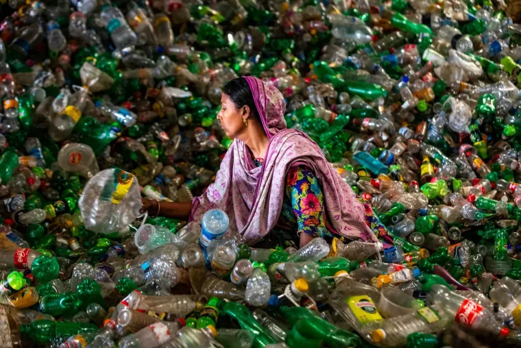 Borba protiv plastičnog otpada u Aziji dugotrajan je i složen proces. Ipak, primjeri iz Bangladeša, kao i inicijative diljem kontinenta, pokazuju da je moguće postići napredak, kombinirajući inovativna rješenja, angažman zajednice i odgovornu politiku. Ključno je prepoznati da rješavanje ovog problema nije samo ekološka nužnost, već i prilika za stvaranje održivijih i pravednijih društava.