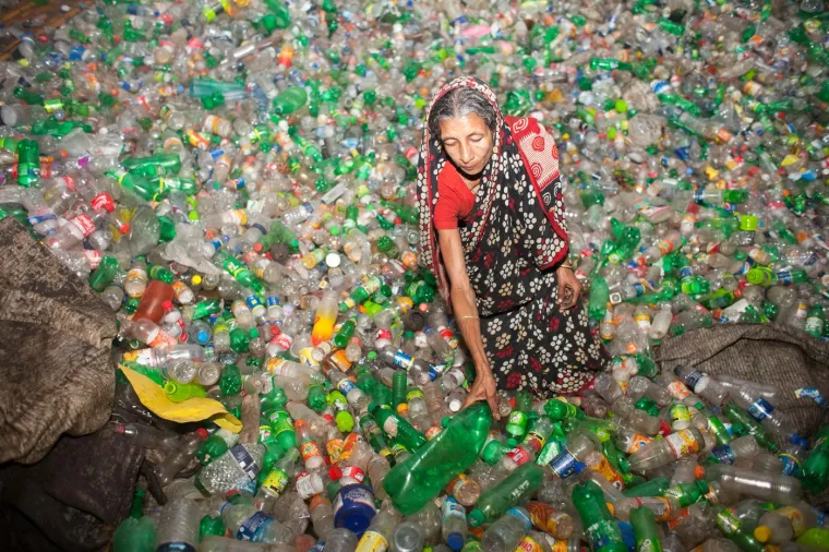 
"Plastika koja se ovdje ručno obrađuje dolazi iz raznih izvora otpadne plastike, kao &scaron;to su stare plastične boce, iz cijele zemlje. Sva plastika se zatim položi na tlo u dijelovima prije nego &scaron;to se ručno razvrsta. Kada sortiranje zavr&scaron;i, plastika se pere, a zatim je stroj drobi u sitne komadiće", rekao je Shafiul Alam (30).

