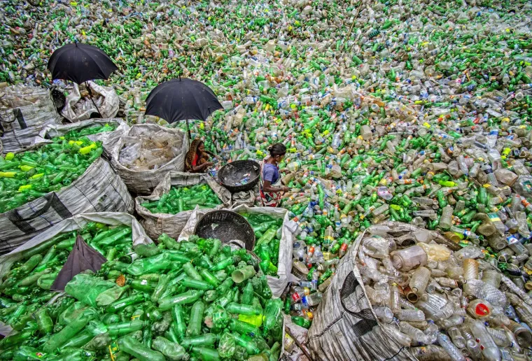 Iako recikliranje plastike u Banglade&scaron;u i drugim azijskim zemljama ima velike izazove, istovremeno donosi značajan ekonomski potencijal, jer stotine tisuća ljudi ovise o tom sektoru za svoje životne potrebe. Osim toga, pobolj&scaron;anje uvjeta rada i uvođenje boljih tehnologija može doprinijeti smanjenju negativnog utjecaja na okoli&scaron;.