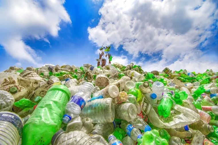 Za učinkovito rje&scaron;avanje problema plastičnog otpada, potrebno je poduzeti koordinirane akcije na svim razinama dru&scaron;tva. Od edukacije potro&scaron;ača do globalnih političkih dogovora, samo zajednički napor može osigurati održivu budućnost bez plastike koja zagađuje planet, navodi Cordaid.

