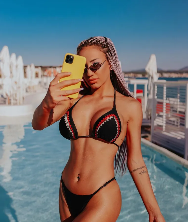  U našoj galeriji možete vidjeti kako je popularna Splićanka izgledala prije operacija, a kako izgleda danas!