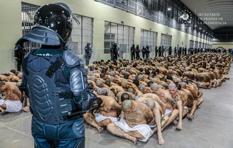 Dnevni "odmor" od 30 minuta sastoji se od izlaska u sredi&scaron;nji hodnik radi vježbanja ili čitanja Biblije (u svakoj ćeliji su dvije). 