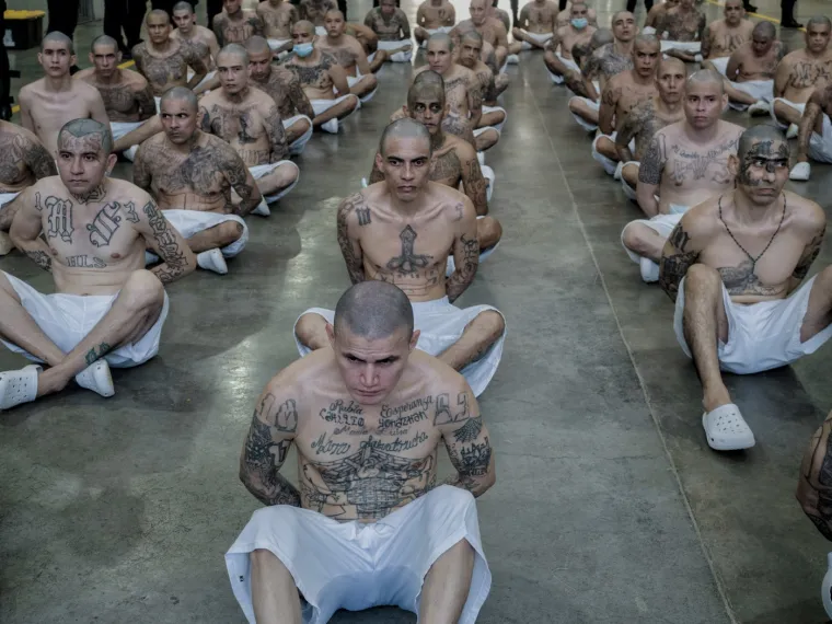 Kritičari upozoravaju na nedostatak pravičnog postupka jer su u CECOT-u smje&scaron;teni i osuđeni i oni koji jo&scaron; čekaju suđenje. "Zlostavljanje počinje načinom na koji ulaze u zatvor i kako ih drže unutra. Sve je to previ&scaron;e ekstremno," rekao je Juan Carlos S&aacute;nchez iz Zaklade za pravni postupak (DPLF).  