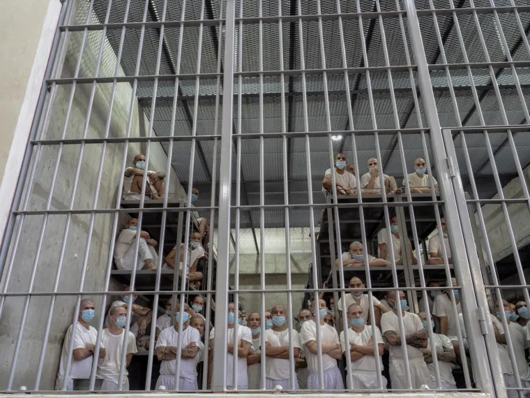 CECOT je postao globalno poznat, dijelom i zahvaljujući videozapisima koje je objavljivao sam Bukele. Vlada je također omogućila kontrolirane obilaske za odabrane međunarodne medije, uključujući i britanski BBC, ali pristup nevladinim organizacijama nije dopu&scaron;ten.