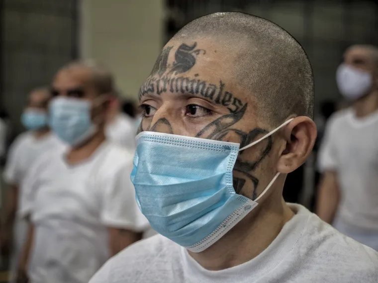 Zatvor je privukao i pažnju američke administracije predsjednika Donalda Trumpa. U ožujku 2025. godine, SAD je, pozivajući se na stari Zakon o strancima neprijateljima, tamo deportirao preko 250 navodnih članova venezuelanske bande Tren de Aragua.