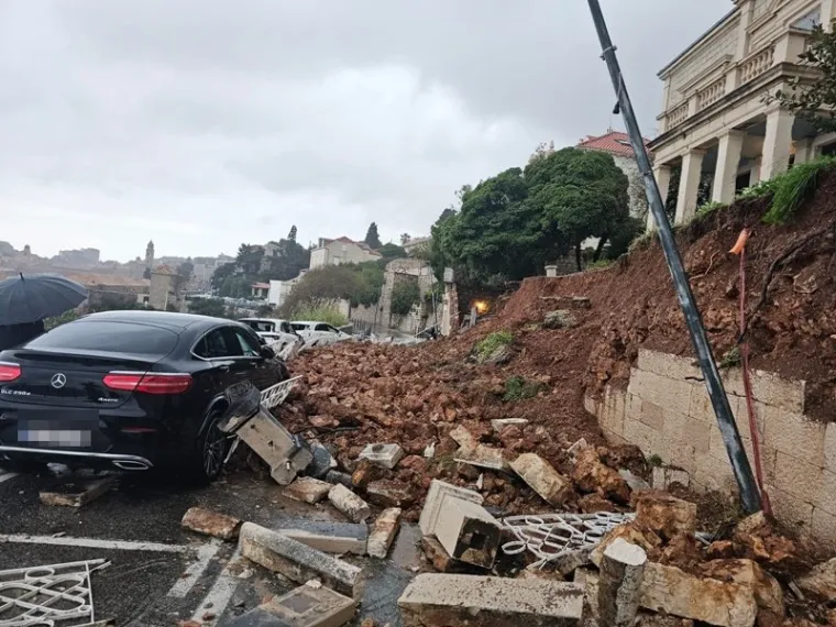 Na svu sreću nema ozlijeđenih u urušavanju, no oštećeno je više automobila