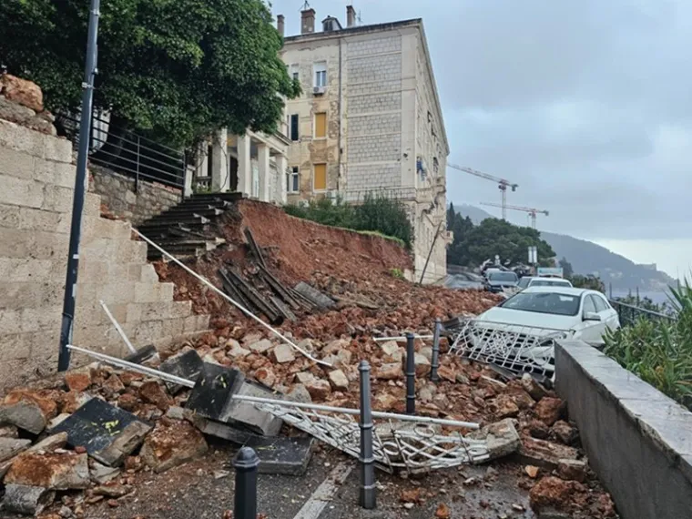 &apos;Očevidom komunalnog redara Odsjeka za komunalno i pomorsko redarstvo Grada Dubrovnika dana 28. rujna 2023. utvrđeno je kako je ogradni zid koji je sastavni dio kat. čest. 4807. k.o. Dubrovnik napuknut i nakrivljen te prijeti padom na javnu površinu, odnosno na kat. čest. 5124. k.o. Dubrovnik upisanu kao javno dobro - cesta u vlasništvu Grada Dubrovnika&apos;, stoji u priopćenju Grada
