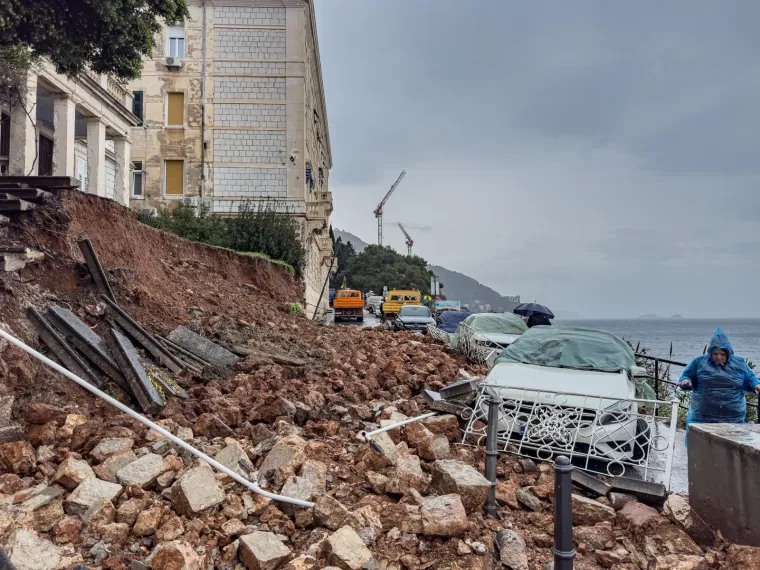 Auti ostali zatrpani nakon odrona zida kuće u Dubrovniku, evo kako je to jutros izgledalo