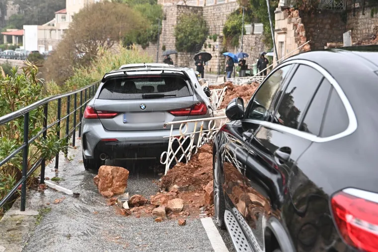 Auti ostali zatrpani nakon odrona zida kuće u Dubrovniku, evo kako je to jutros izgledalo