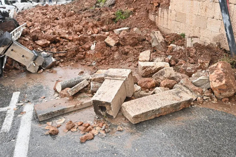 Auti ostali zatrpani nakon odrona zida kuće u Dubrovniku, evo kako je to jutros izgledalo