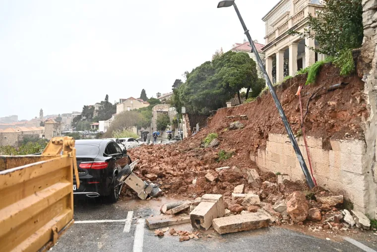 Auti ostali zatrpani nakon odrona zida kuće u Dubrovniku, evo kako je to jutros izgledalo