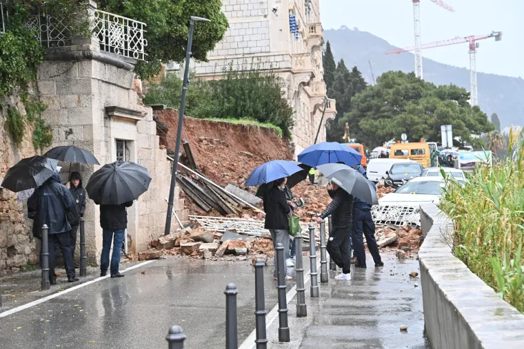 Auti ostali zatrpani nakon odrona zida kuće u Dubrovniku, evo kako je to jutros izgledalo