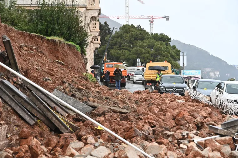 Auti ostali zatrpani nakon odrona zida kuće u Dubrovniku, evo kako je to jutros izgledalo
