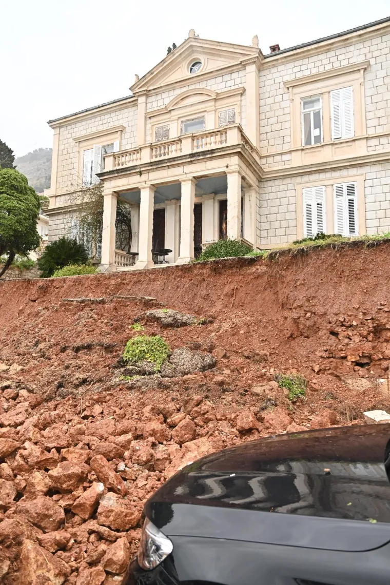 Auti ostali zatrpani nakon odrona zida kuće u Dubrovniku, evo kako je to jutros izgledalo