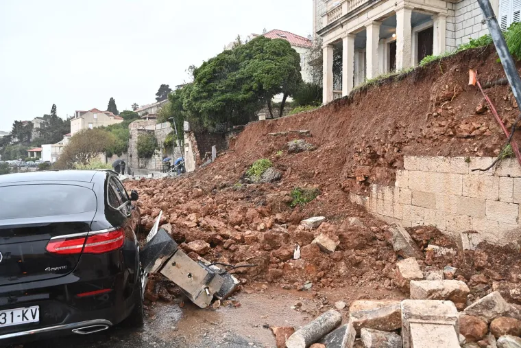 Auti ostali zatrpani nakon odrona zida kuće u Dubrovniku, evo kako je to jutros izgledalo