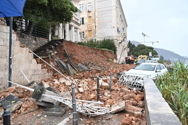 Auti ostali zatrpani nakon odrona zida kuće u Dubrovniku, evo kako je to jutros izgledalo