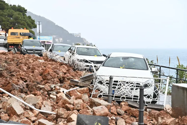 Auti ostali zatrpani nakon odrona zida kuće u Dubrovniku, evo kako je to jutros izgledalo