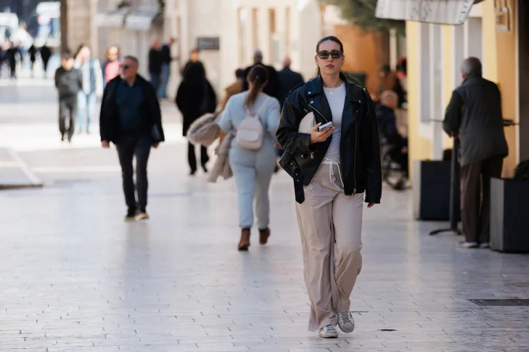 Djevojci u crnom nije trebalo puno: Osmijeh i torbica bili su dovoljni da se za njom okreću glave