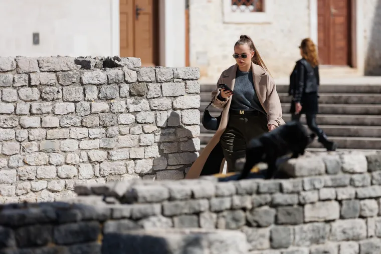 Djevojci u crnom nije trebalo puno: Osmijeh i torbica bili su dovoljni da se za njom okreću glave