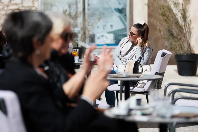 Djevojci u crnom nije trebalo puno: Osmijeh i torbica bili su dovoljni da se za njom okreću glave