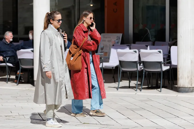 Djevojci u crnom nije trebalo puno: Osmijeh i torbica bili su dovoljni da se za njom okreću glave