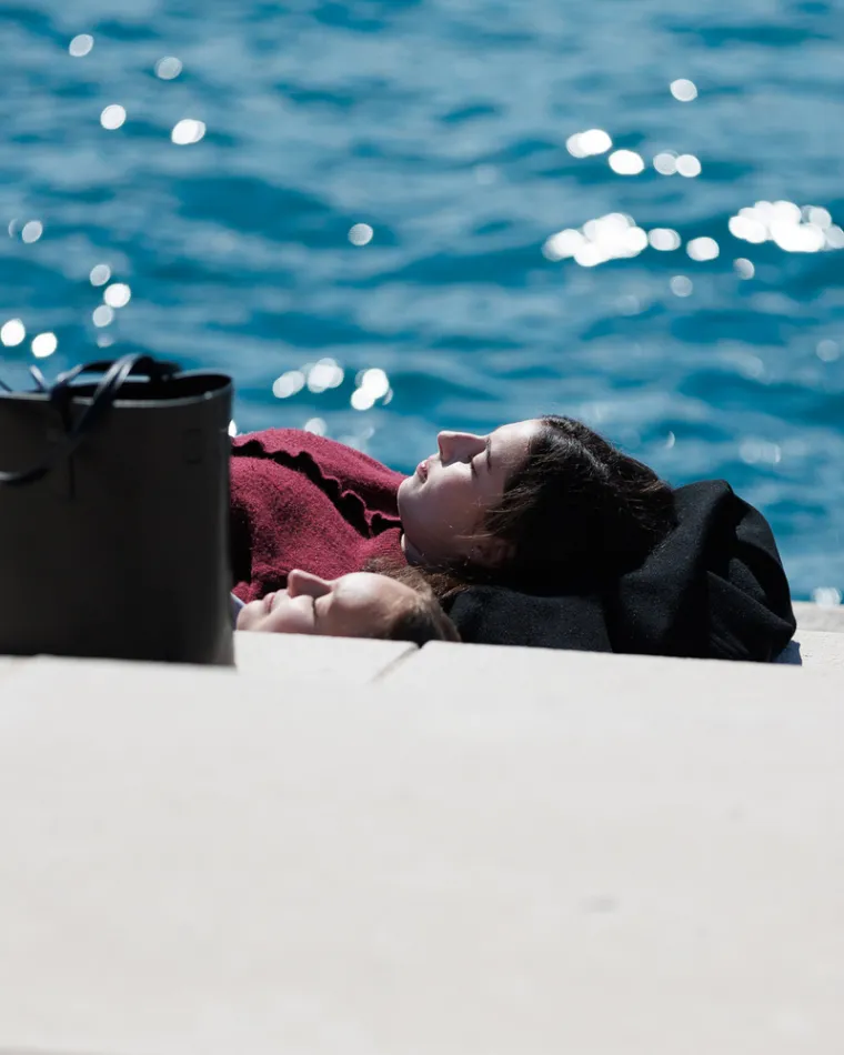 Djevojci u crnom nije trebalo puno: Osmijeh i torbica bili su dovoljni da se za njom okreću glave