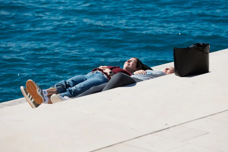 Djevojci u crnom nije trebalo puno: Osmijeh i torbica bili su dovoljni da se za njom okreću glave