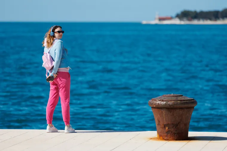 Djevojci u crnom nije trebalo puno: Osmijeh i torbica bili su dovoljni da se za njom okreću glave
