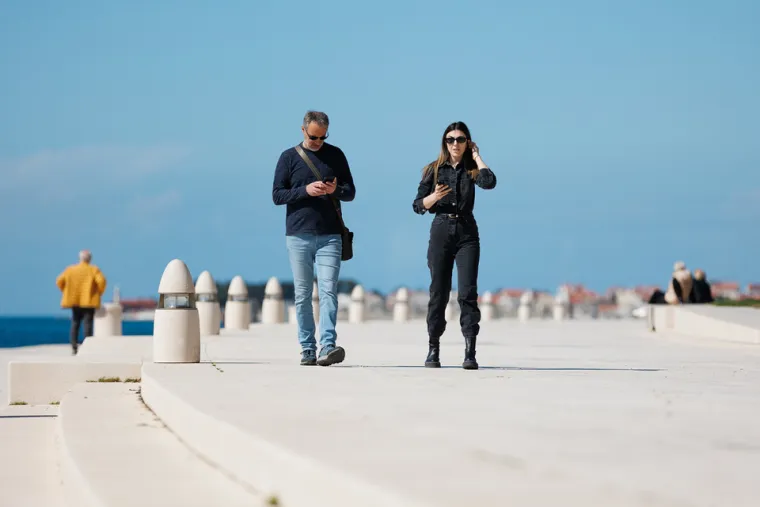 Djevojci u crnom nije trebalo puno: Osmijeh i torbica bili su dovoljni da se za njom okreću glave