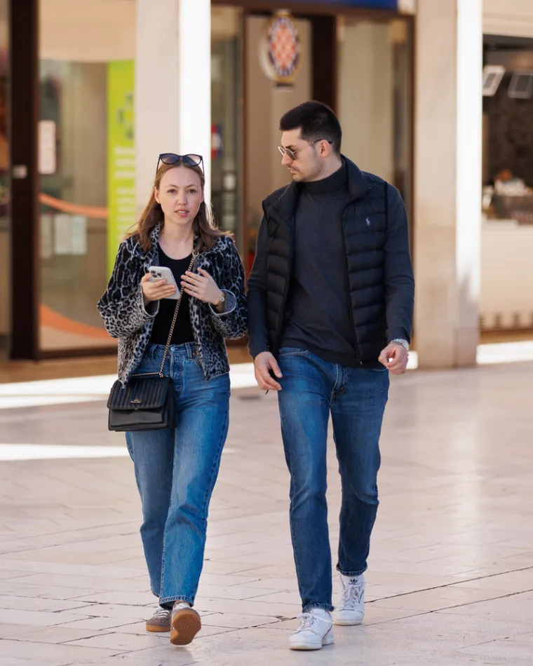 Djevojci u crnom nije trebalo puno: Osmijeh i torbica bili su dovoljni da se za njom okreću glave