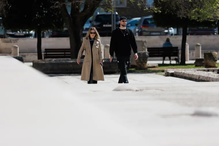 Djevojci u crnom nije trebalo puno: Osmijeh i torbica bili su dovoljni da se za njom okreću glave