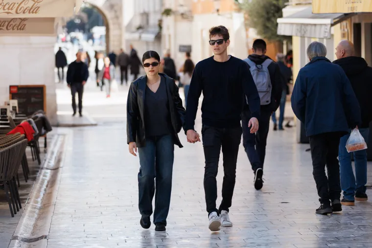 Djevojci u crnom nije trebalo puno: Osmijeh i torbica bili su dovoljni da se za njom okreću glave