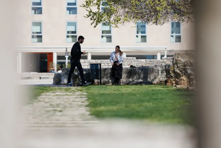 Djevojci u crnom nije trebalo puno: Osmijeh i torbica bili su dovoljni da se za njom okreću glave