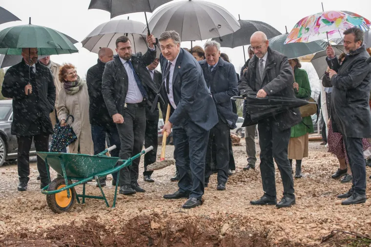 Sudjelovao je na svečanosti polaganja kamena temeljca za Osnovnu školu Cavtat.