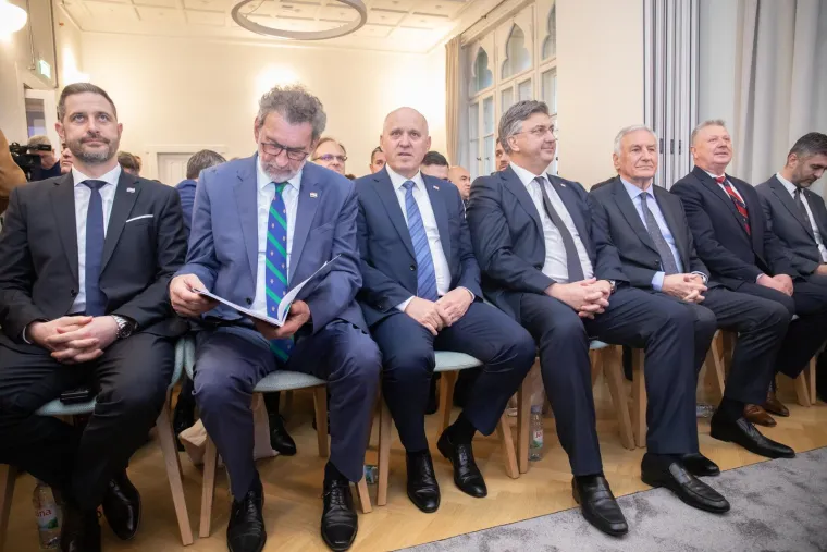 Osim Plenkovića, u Cavtatu su u srijedu bili i ministar znanosti, obrazovanja i mladih Radovan Fuchs i ministar turizma i sporta Tonči Glavina.
