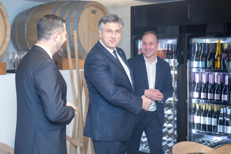 Na otvorenju su bili i dubrovačko-neretvanski Nikola Dobroslavić, gradonačelnik Mato Franković te ravnatelj Turističke i ugostiteljske škole Antun Perušina.