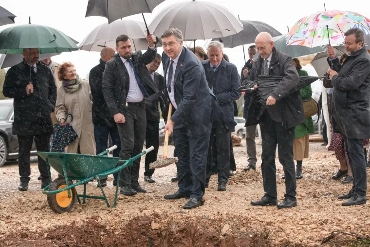 Ni nevrijeme mu ne može ništa: Pogledajte Plenkovićev đir po jugu Hrvatske