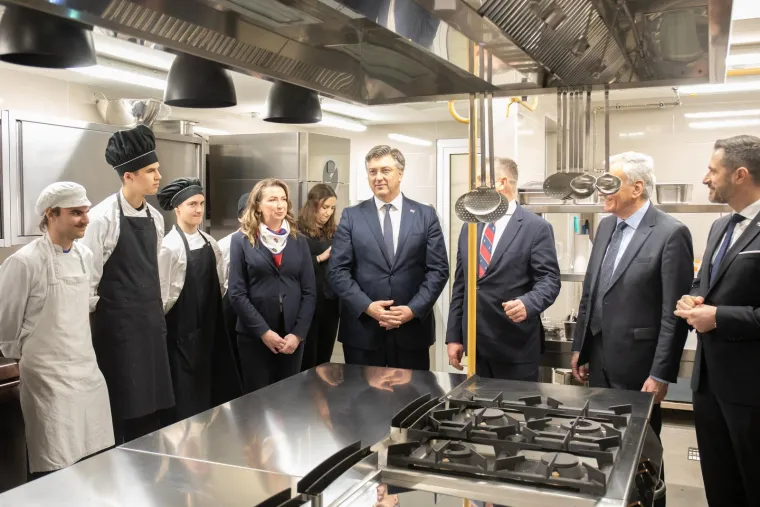 Ni nevrijeme mu ne može ništa: Pogledajte Plenkovićev đir po jugu Hrvatske