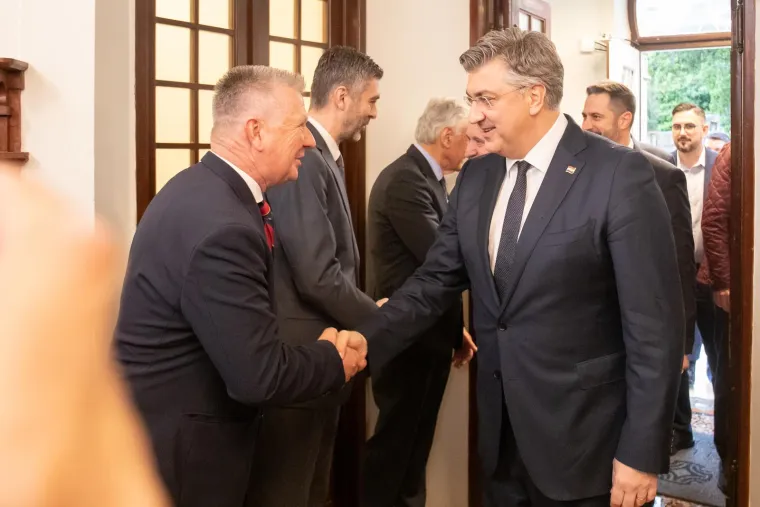 Ni nevrijeme mu ne može ništa: Pogledajte Plenkovićev đir po jugu Hrvatske