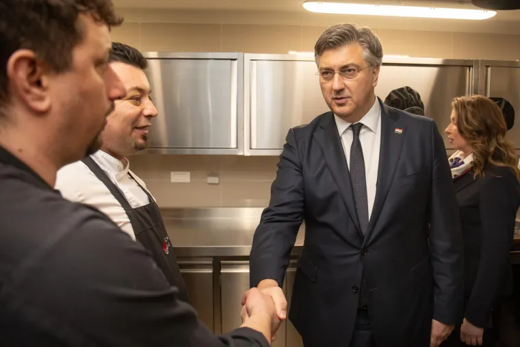 Ni nevrijeme mu ne može ništa: Pogledajte Plenkovićev đir po jugu Hrvatske