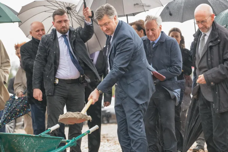 Ni nevrijeme mu ne može ni&scaron;ta: Pogledajte Plenkovićev đir po jugu Hrvatske