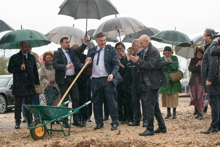 Ni nevrijeme mu ne može ni&scaron;ta: Pogledajte Plenkovićev đir po jugu Hrvatske