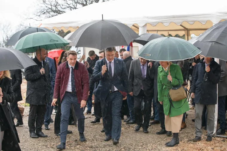 Ni nevrijeme mu ne može ni&scaron;ta: Pogledajte Plenkovićev đir po jugu Hrvatske