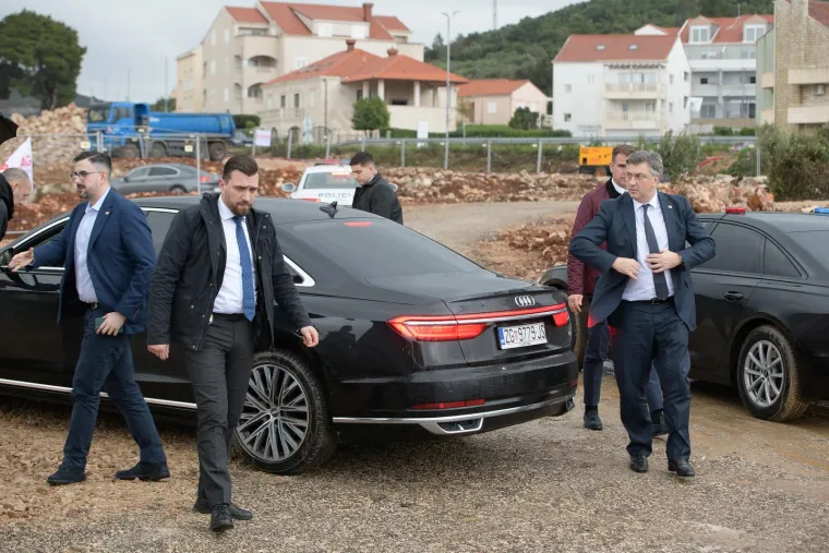 Ni nevrijeme mu ne može ni&scaron;ta: Pogledajte Plenkovićev đir po jugu Hrvatske