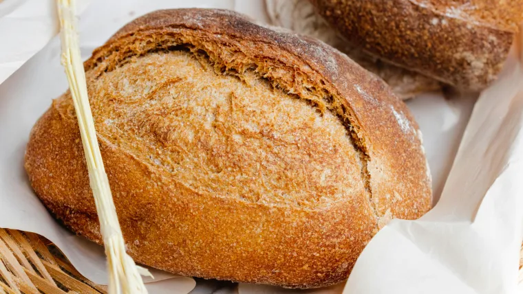 Mnoge namirnice, uključujući fermentirane mliječne proizvode, voćne sokove, umake i čak određene vrste kruha, mogu sadržavati male količine alkohola. To je rezultat prirodnih procesa fermentacije koji se odvijaju tijekom proizvodnje i obrade hrane. Dok je u većini takvih slučajeva udio alkohola nizak i ne utječe značajno na organizam, važno je znati u kojim se namirnicama može pronaći i kako se taj proces odvija. Ove informacije mogu biti korisne za one koji žele smanjiti unos alkohola ili ga u potpunosti izbjegavati iz zdravstvenih ili osobnih razloga.