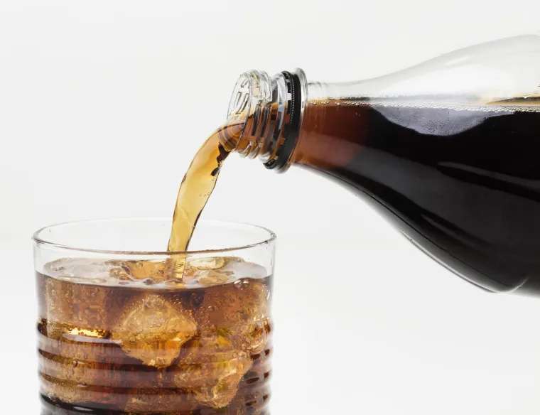 2. Gazirana pića i bezalkoholni sokovi: Većina gaziranih pića, posebno onih bez šećera, sadrži male količine alkohola, ponekad i do 0,5 posto ABV (alkohol po volumenu). Iako je udio alkohola minimalan i bezopasan, veću pažnju treba posvetiti visokom sadržaju šećera u ovim pićima.