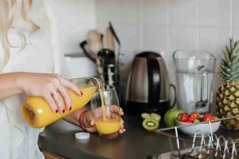4. Voće i voćni sokovi: Neke vrste voća i voćnih sokova prirodno sadržavaju alkohol, osobito sokovi od naranče, jabuke i grožđa, s udjelom alkohola između 0,04 posto i 0,5 posto ABV. Tijekom termičke obrade voća može doći do fermentacije, zbog čega se stvara alkohol. Sok od jabuke obično ima najniži udio alkohola, dok sok od grožđa sadržava najviše.