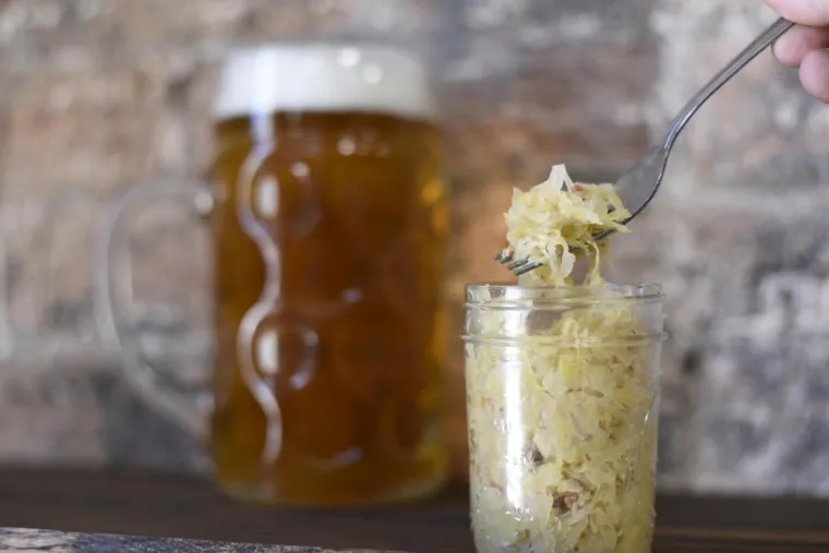 10. Fermentirano povrće: Kiseli kupus i kimchi, popularna korejska fermentirana salata, sadržavaju male količine alkohola, koji može doseći do 2 posto ABV, ovisno o postupku fermentacije. Proces fermentacije može varirati ovisno o uvjetima skladištenja, temperaturi i dodatnim sastojcima koji se koriste.
