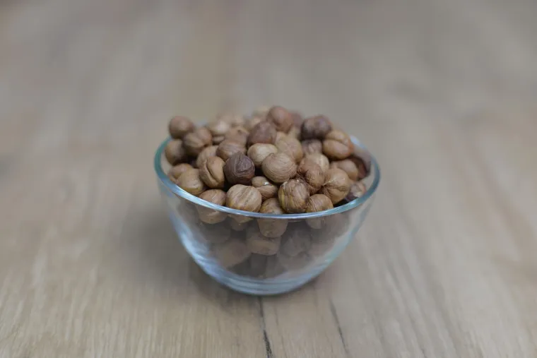 Jedite svježu hranu i ora&scaron;aste plodove: Odabir svježe i prirodne hrane, poput povrća, sjemenki, cjelovitih žitarica, mahunarki i ora&scaron;astih plodova &ndash; namirnica koje u svom neprerađenom obliku ne sadrže alkohol &ndash; jedan je od najboljih načina za izbjegavanje alkohola u prehrani. Svježe namirnice nisu podvrgnute fermentaciji ili procesima konzerviranja koji mogu povećati udio alkohola. Osim toga, konzumacija ovakve hrane doprinosi zdravijoj prehrani i boljoj probavi.